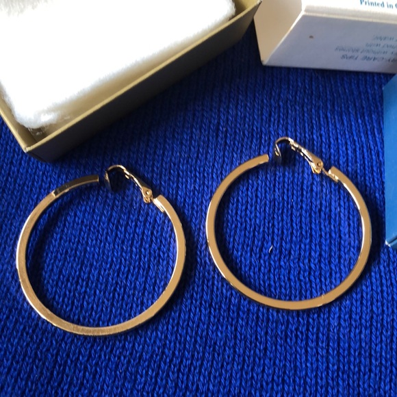 NWT vintage Avon clip Great Hoops earrings gold tone - Picture 2 of 9